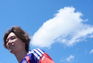 青空の下、笑顔を見せる板倉滉(撮影･足立雅史)