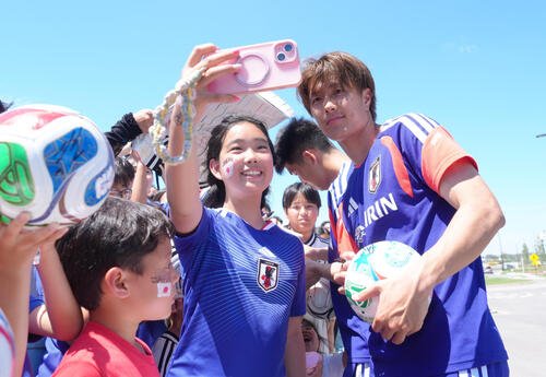 サポーターとの記念撮影に応える小川航基(後方中央)(撮影･足立雅史)
