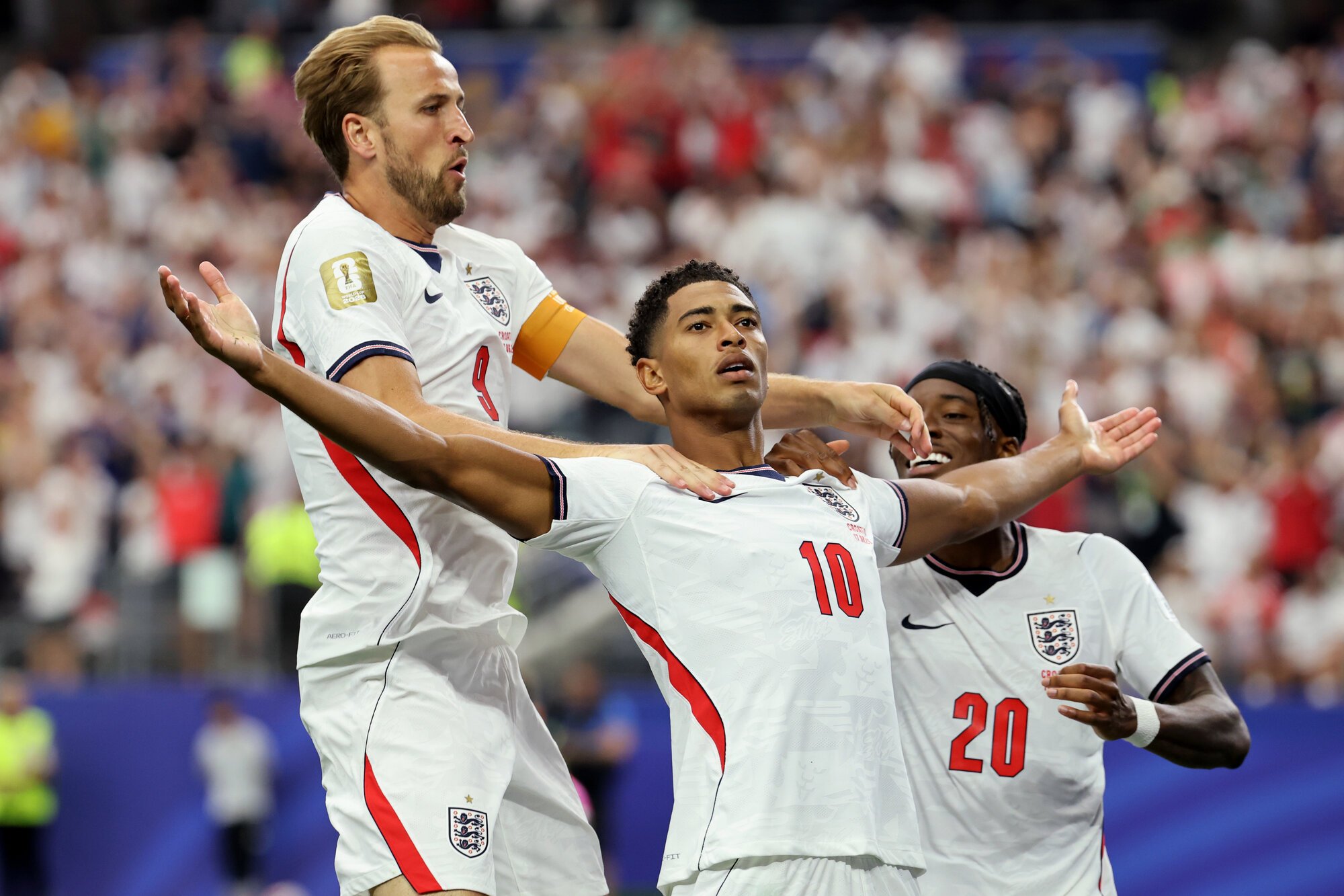 サッカーワールドカップ北中米大会　グループL　イングランド―クロアチア　後半、チーム3点目となる勝ち越しゴールを決めたイングランドのベリンガム⑩を祝福するハリー･ケーン(左)=内田光撮影