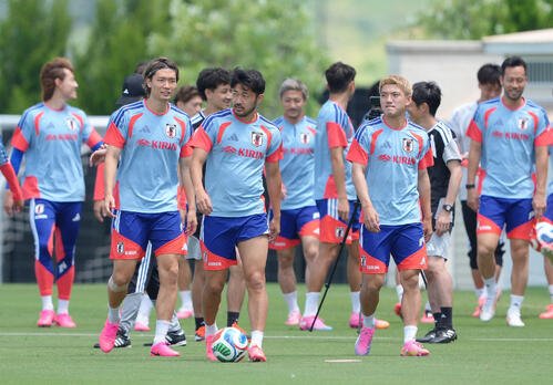 練習に臨む板倉滉(左)、菅原由勢(中央)、堂安律(右)ら(撮影･足立雅史)