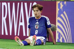 サッカーワールドカップ北中米大会のグループF組初戦のオランダ戦でひざを痛めて交代となり、座り込む久保建英