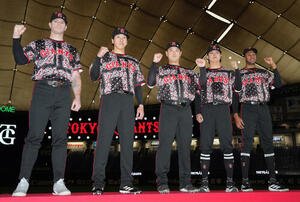 球団企画特別発表会でジョーダンとコラボした新ユニフォームを披露する、左からキャベッジ、大勢、岸田行倫、田中瑛斗、ライデル･マルティネス(撮影･小島史椰)