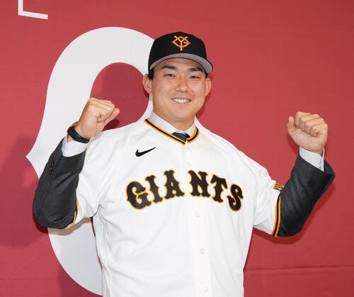 巨人入団会見でポーズを決める小笠原慎之介(撮影･小島史椰)