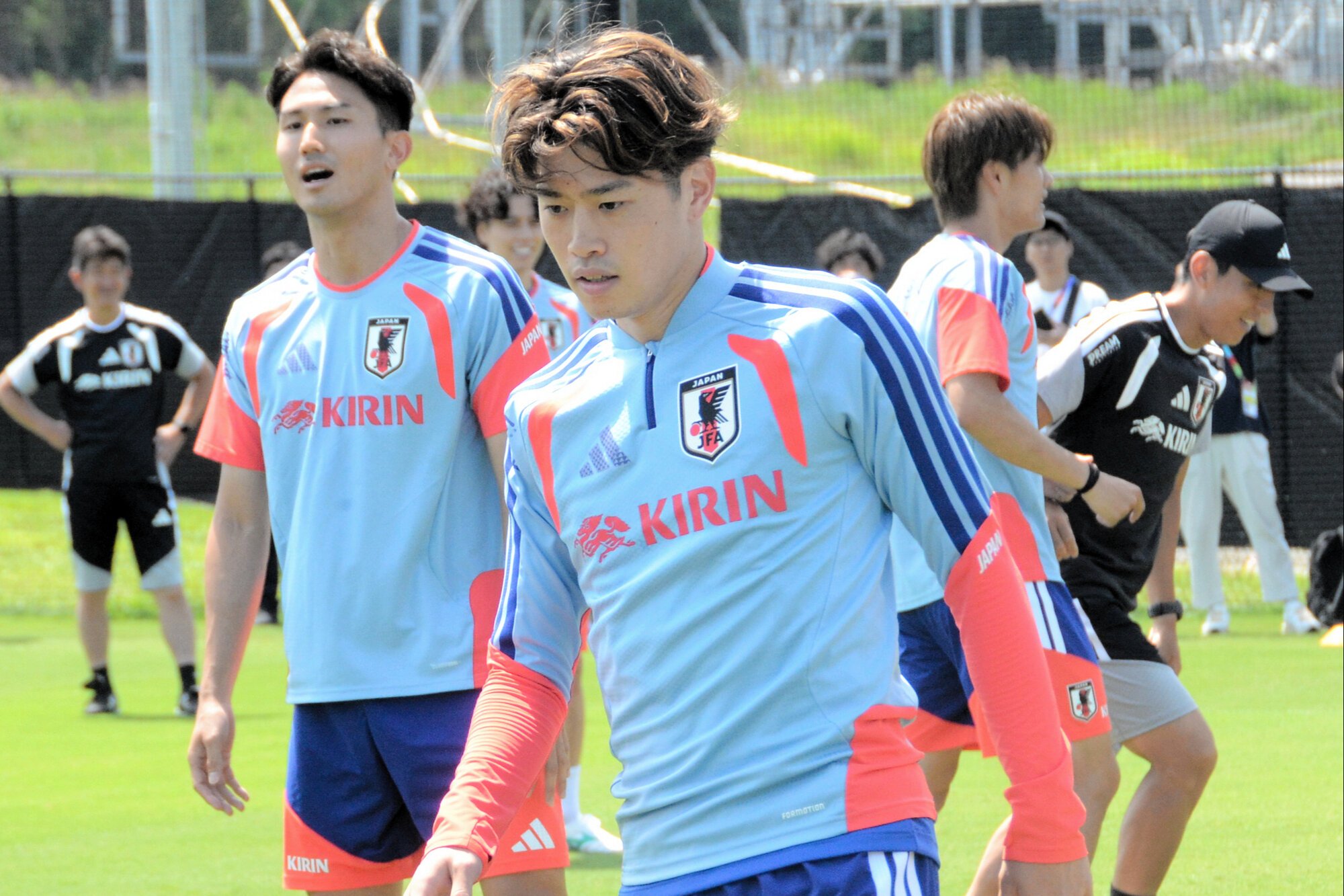 チュニジア戦に向けて練習するサッカー日本代表の鈴木唯人(右)