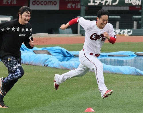 走り込む玉村(右)と床田(2025年3月撮影)