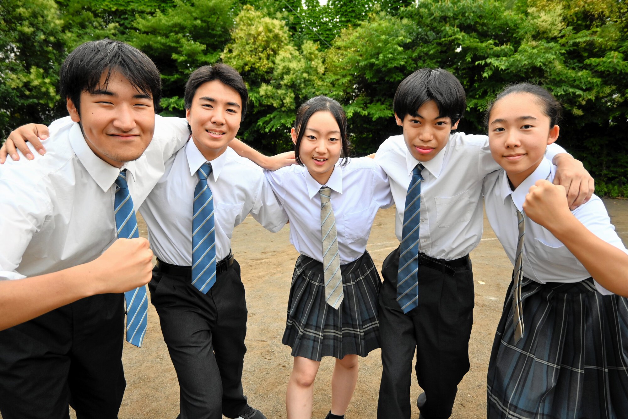 山田マネジャー(中央)ら東京都立三田高校の野球部員=2026年6月15日午後5時13分、東京都港区三田1丁目、立岩穣一撮影