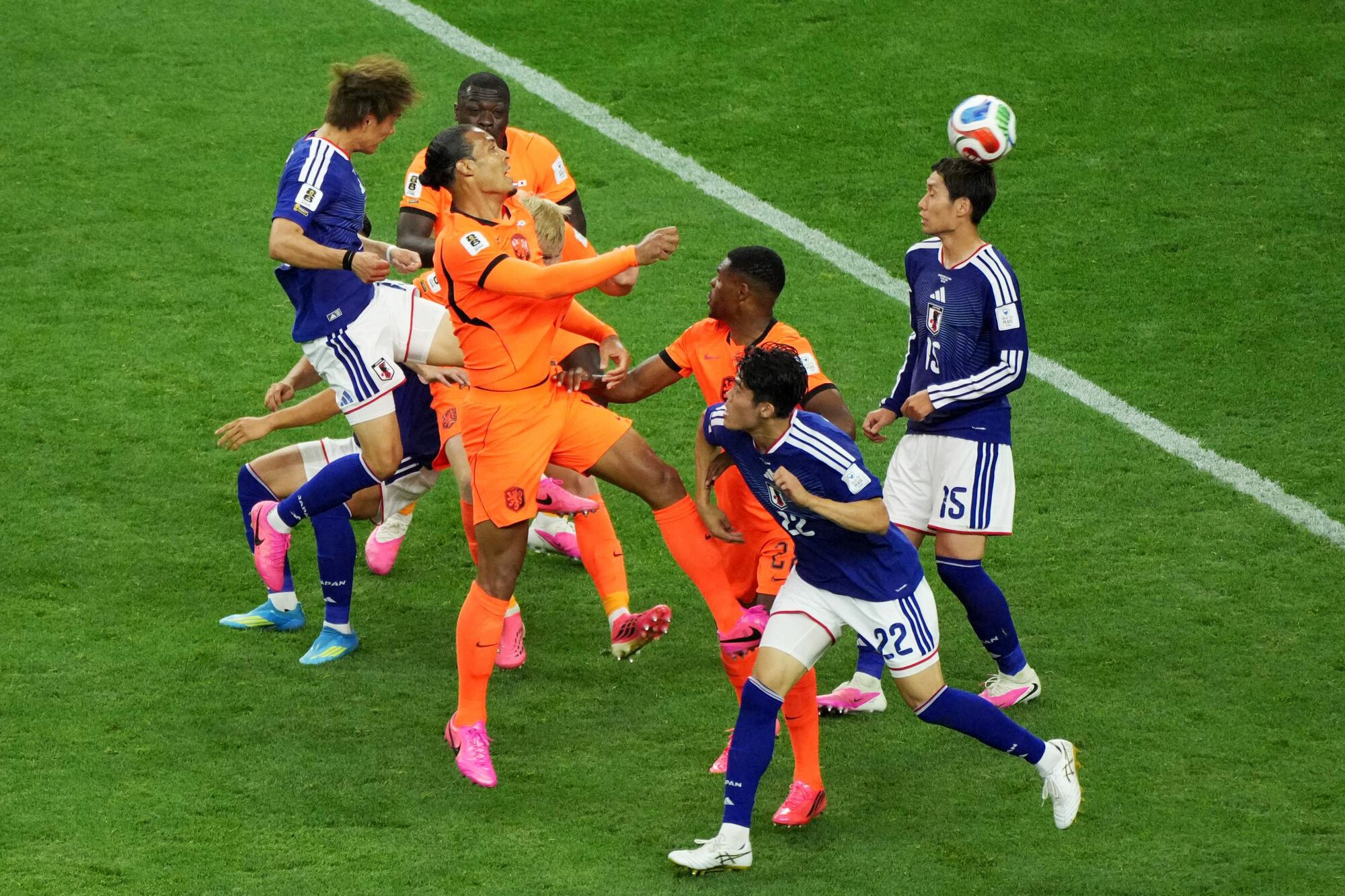 サッカーワールドカップ北中米大会　グループF　オランダ―日本　後半、小川航基(左)のヘディングシュートに鎌田大地が触れ同点ゴールを決める＝西岡臣撮影