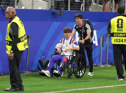 14日、オランダ戦後、車いすでスタジアムを後にする久保建英