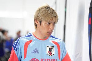 練習後、取材エリアを移動する伊東純也(撮影･足立雅史)
