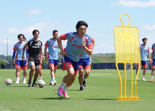 体を動かす町野修斗(中央)ら(撮影･足立雅史)