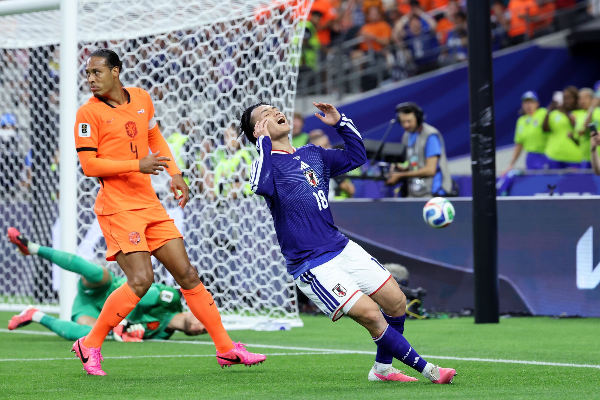 サッカーワールドカップ北中米大会　グループF　オランダ―日本　前半、シュートを外して悔しがる上田綺世(右)＝内田光撮影