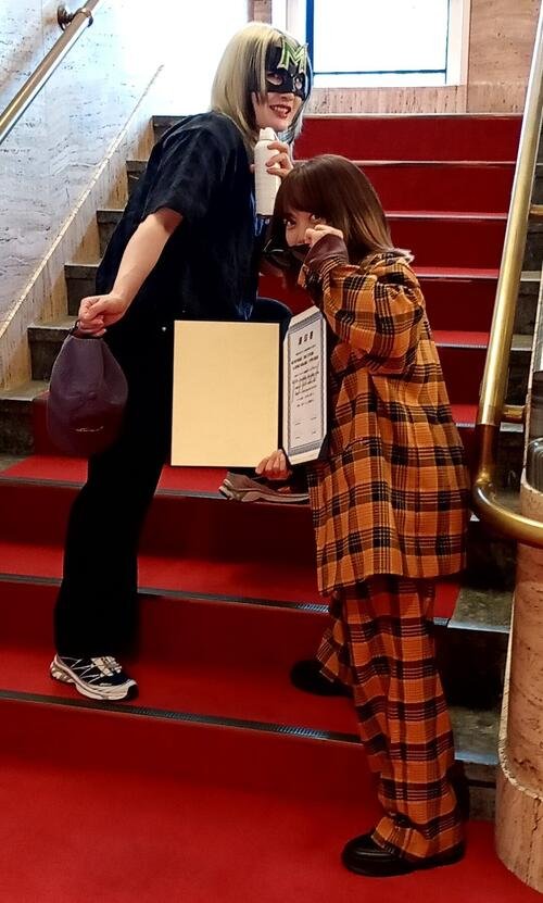 調印書を奪って逃走したハイパーミサヲ(左)と中島翔子