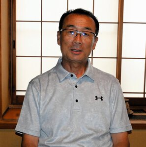 高校野球の育成功労賞を受けた保坂哲男さん=2026年6月16日、笛吹市、三宅範和撮影