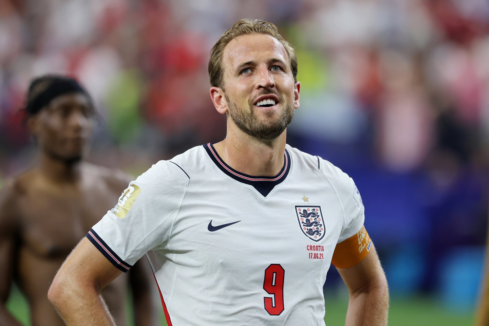 サッカーワールドカップ北中米大会　グループL　イングランド―クロアチア　試合後、クロアチアを破り、笑顔で観客席を見つめるイングランドのハリー･ケーン=内田光撮影