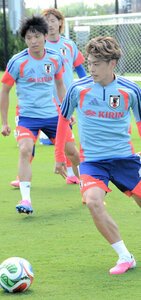 チュニジア戦に向け、調整する鈴木唯