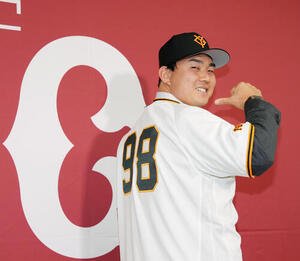 巨人入団会見でポーズを決める小笠原慎之介(撮影･小島史椰)　♯2026年6月18日、東京ドーム、巨人入団会見