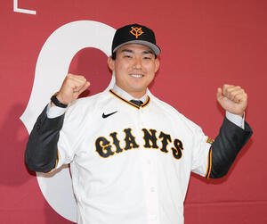 巨人入団会見でポーズを決める小笠原慎之介(撮影･小島史椰)　東京ドーム、巨人入団会見