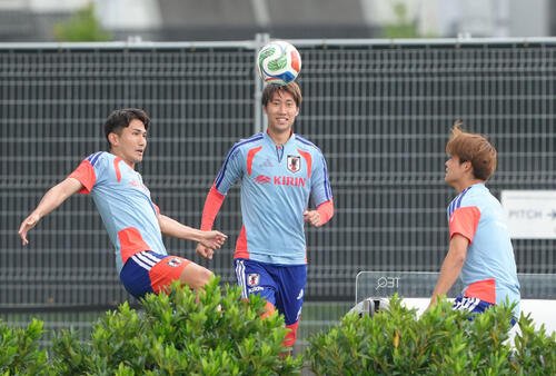 サッカーと卓球を組み合わせた競技｢テックボール｣を楽しむ、左から渡辺剛、鎌田大地、佐野海舟(撮影･足立雅史)