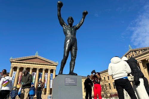 フィラデルフィア美術館前の｢ロッキー像｣(AP)
