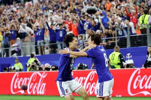 サッカーワールドカップ北中米大会のオランダ戦で、日本代表の中村敬斗(左)は同点ゴールを決め、久保建英と喜び合う