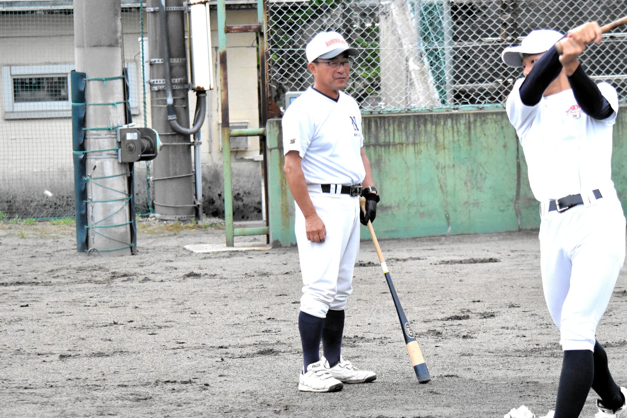 選手の打撃練習を見る前原猛監督=滑川高校、前多健吾撮影