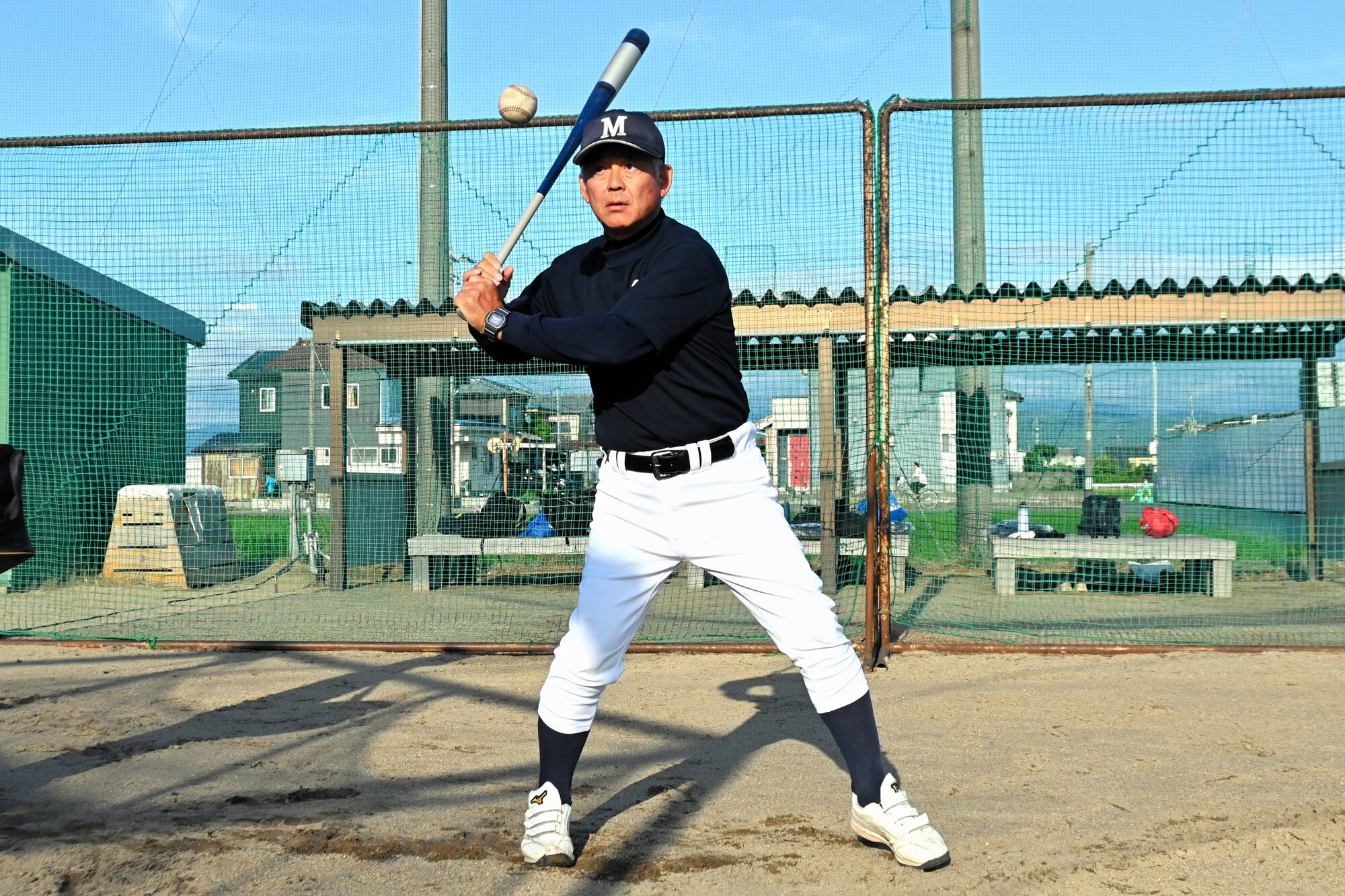 ノックする小松明峰監督の木田徹さん=2026年6月10日午後5時29分、石川県小松市平面町、樫村伸哉撮影