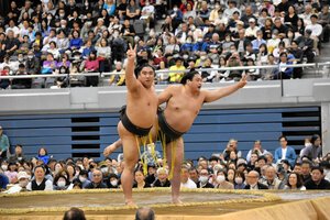 力士が禁じ手をコント風に演じる｢初っ切り｣。本場所とは異なる出し物が盛りだくさんの巡業も大人気だが、これ以上は増やせなくなっている=2026年4月25日午後0時57分、千葉県船橋市、抜井規泰撮影