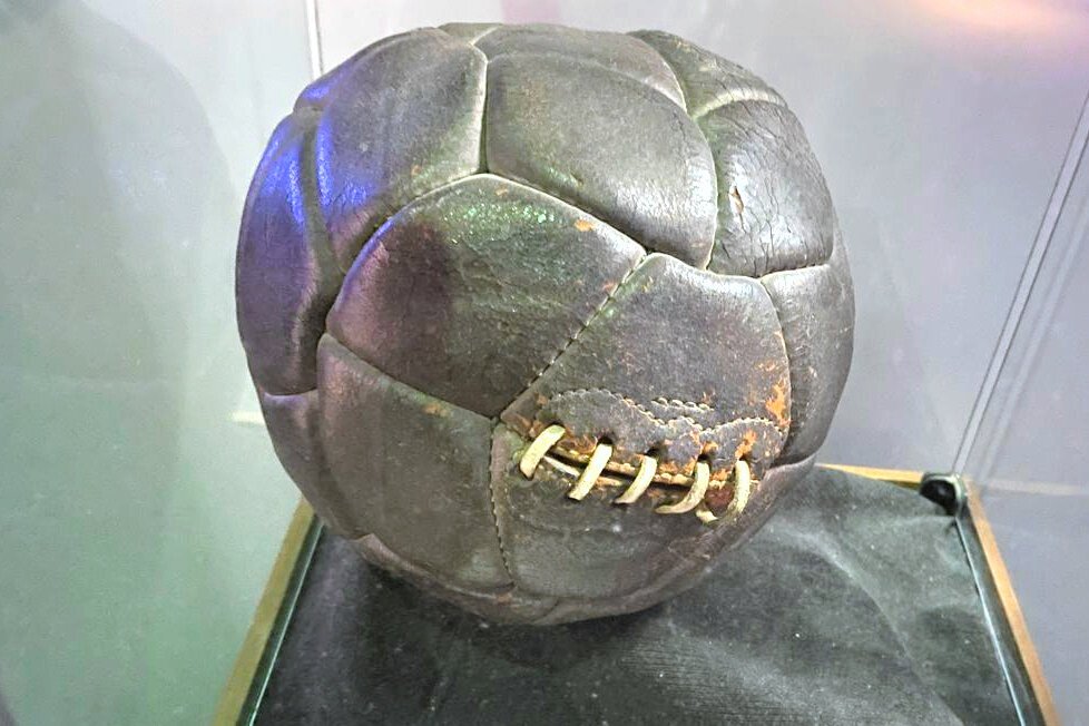サッカー博物館に展示されている1920～30年代に使われていたサッカーボール=2026年4月6日、モンテビデオ、河崎優子撮影