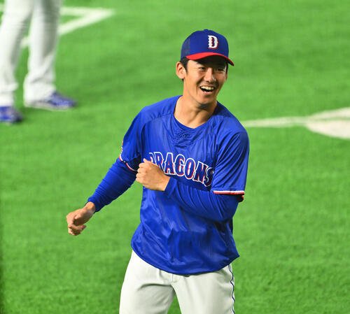 巨人対中日　試合前練習で笑顔の中日尾田剛樹(撮影･滝沢徹郎)