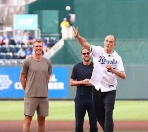 ロイヤルズ戦の始球式に登場したイングランド代表のトゥヘル監督とそれを後方から見守るハリー･ケイン(中央)(米ヤフーから)