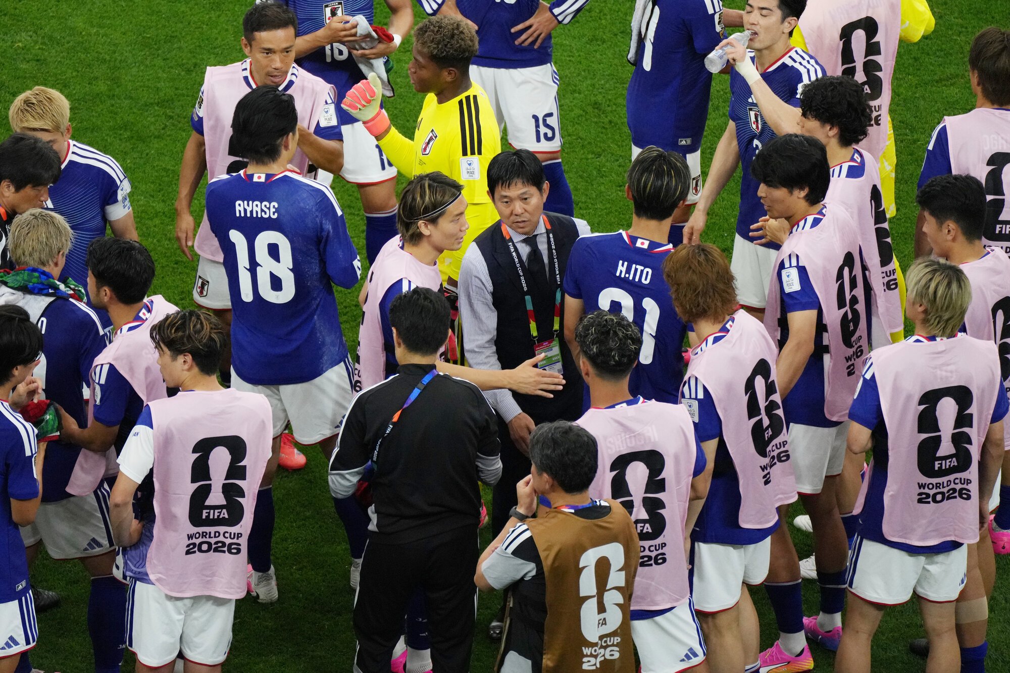 サッカーワールドカップ(W杯)北中米大会グループリーグF組、オランダ―日本戦の前半、ハイドレーションブレイク(飲水タイム)で選手たちに指示を出す森保一監督(中央)