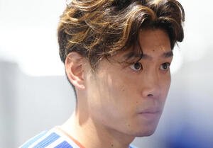 練習後の取材に応じる鈴木唯人(撮影･足立雅史)