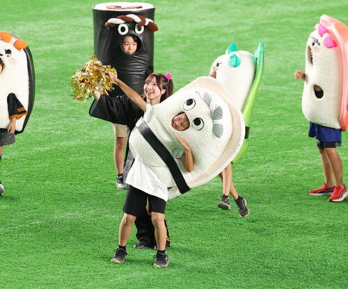 巨人対中日　すしレースをイカが1着(撮影･増田悦実)