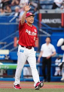 ロッテ対楽天　メンバー表の最終確認を終え、声援に応える楽天吉井理人監督(撮影･鈴木みどり)