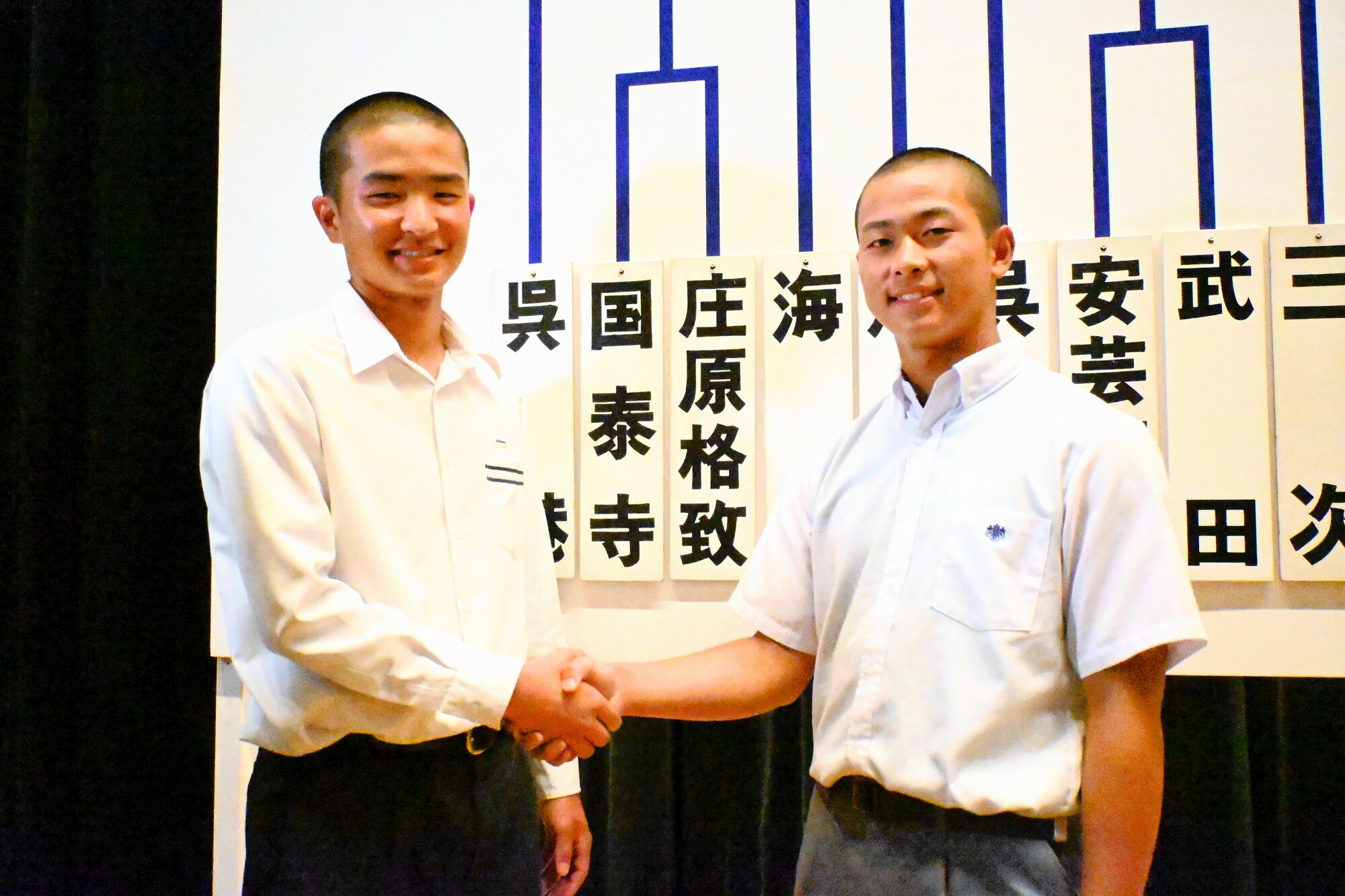 開幕試合を戦う国泰寺の大野主将(左)と庄原格致の山口主将=2026年6月19日午後4時52分、広島市西区、相川智撮影