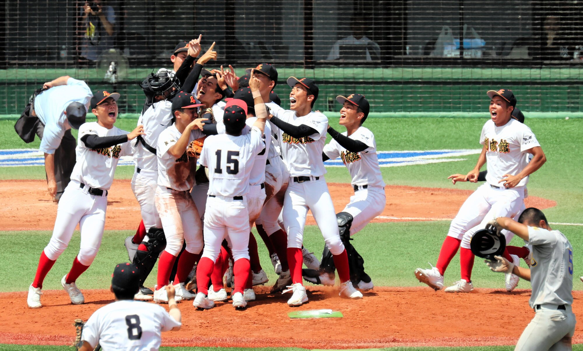 昨年夏の大会で、優勝が決まり喜ぶ創成館の選手たち=2025年7月27日