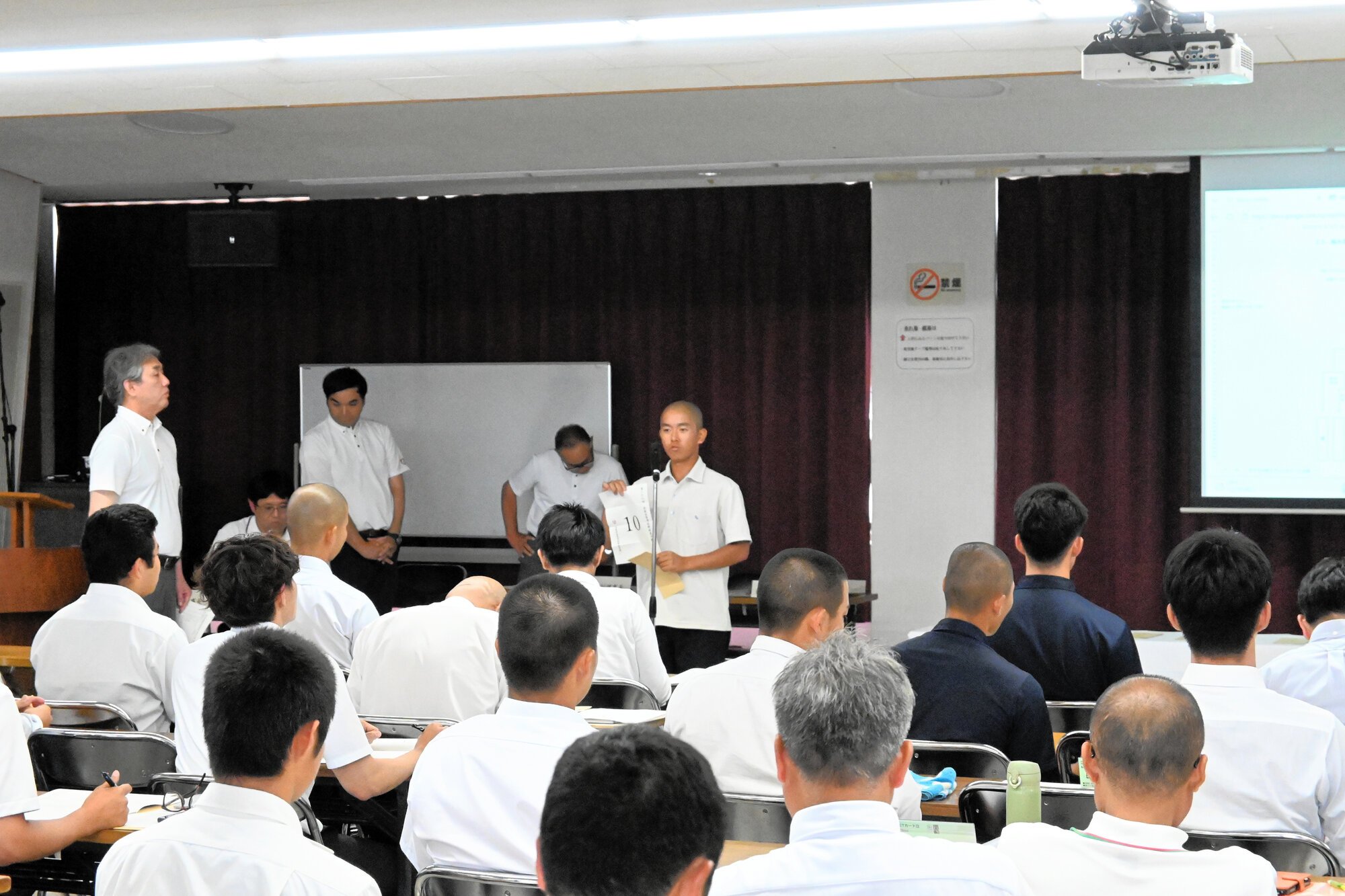 引きあてた番号を読み上げる生徒=2026年6月19日午後3時51分、鳥取県倉吉市、佐藤常敬撮影