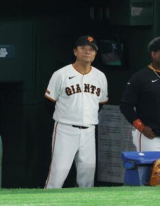 巨人対中日　戦況を見守る巨人橋上秀樹監督代行(撮影･増田悦実)