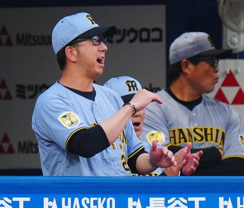DeNA対阪神　1回表阪神2死二塁、坂本誠志郎の2点本塁打に手をたたき喜ぶ藤川球児監督(撮影･垰建太)
