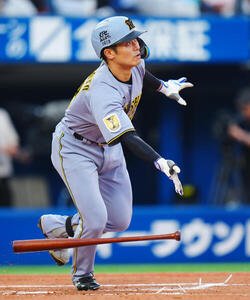 DeNA対阪神　1回表阪神2死二塁、右越えに2点本塁打を放つ坂本誠志郎(撮影･垰建太)