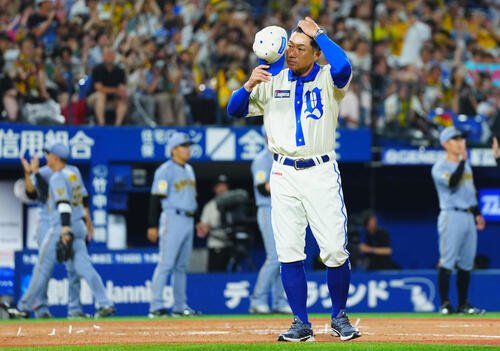 DeNA対阪神　阪神に敗れファンにあいさつするDeNA相川亮二監督(撮影･垰建太)