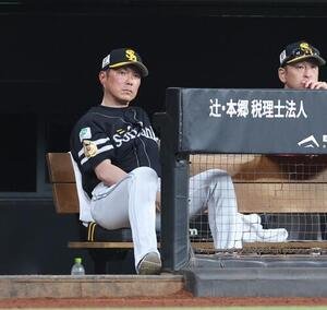 日本ハム対ソフトバンク　試合を見つめる小久保裕紀監督(撮影･黒川智章)