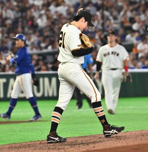 巨人対中日　5回表中日2死一、二塁、ミゲル･サノーに四球を許した竹丸和幸(撮影･滝沢徹郎)