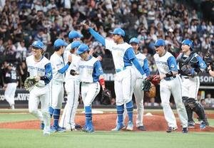 日本ハム対ソフトバンク　試合後、ハイタッチする日本ハムナイン(撮影･黒川智章)