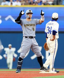 DeNA対阪神　1回表阪神1死一、二塁、佐藤輝明は先制適時二塁打を放ちポーズ(撮影･浅見桂子)
