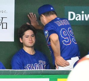 巨人対中日　6回裏を投げ終えた中日先発の金丸夢斗(左)はベンチに戻り井上一樹監督からねぎらわれる(撮影･滝沢徹郎)
