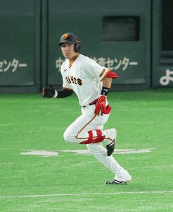 巨人対中日　6回裏巨人2死、安打を放つ増田大輝(撮影･増田悦実)