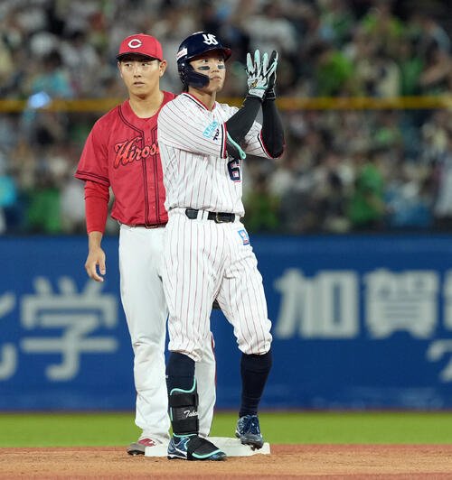 ヤクルト体広島　7回裏ヤクルト2死一、二塁、2点適時二塁打を放ちポーズを決める武岡龍世(撮影･たえ見朱実)