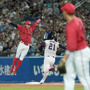 ヤクルト体広島　4回裏ヤクルト無死一、二塁、吉村貢司郎のバントを三塁手坂倉将吾が悪送球する(撮影･たえ見朱実)