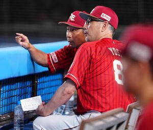 ロッテ対楽天　ベンチで塩川達也ヘッドコーチ(後方)と話す楽天吉井理人監督(撮影･鈴木みどり)